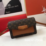 LV老花配皮 翻蓋單肩斜挎包，型號66832 ，配肩帶，2023開春新款時尚女包