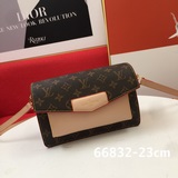 LV老花配皮 翻蓋單肩斜挎包，型號66832 ，配肩帶，2023開春新款時尚女包