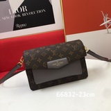 LV老花配皮 翻蓋單肩斜挎包，型號66832 ，配肩帶，2023開春新款時尚女包