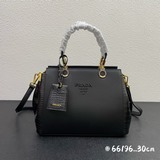 新款Pra@a手提包配肩帶款號：66196，采用進口手掌紋牛皮配鳄魚紋制做，原版