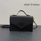 夏季醉款woc三角蓋信封包雙隔層雙拉鍊，容量超大， 單肩斜挎包手拎，版型獨特，倍
