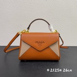 Prad蓋頭包款號：2125#，原版手掌紋牛皮.順滑油邊，精緻做工，拼色是整包
