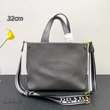 《PRADA》激光雕花logo托特包這款手提/托特包采用進口小牛皮，紋路細膩柔