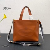 《PRADA》激光雕花logo托特包這款手提/托特包采用進口小牛皮，紋路細膩柔