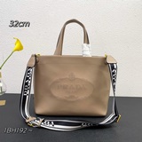 《PRADA》激光雕花logo托特包這款手提/托特包采用進口小牛皮，紋路細膩柔
