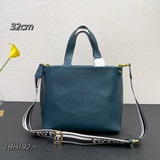 《PRADA》激光雕花logo托特包這款手提/托特包采用進口小牛皮，紋路細膩柔