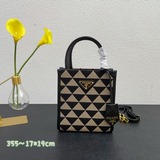.刺繡織物托特包小號（有長肩帶）小號為Saffiano皮革提手設計，110公