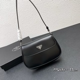 PRAD*a 推出全新 2023春夏系列 Hobo手袋 精選小牛皮打造 杜鵑 文