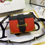 專櫃正品有售PRADA型號：1BD045 尺寸：20*14*8CMPRADA 五