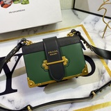 專櫃正品有售PRADA型號：1BD045 尺寸：20*14*8CMPRADA 五
