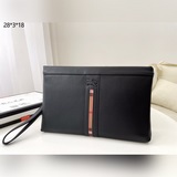 巴寶莉  進口頭層牛皮，原版五金感真棒。頂級設計師打造休閑風格制作超順滑拉鍊、頂