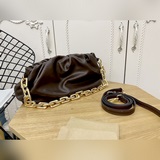 Bottega Veneta The Chain Pouch 最近真的太火爆了！