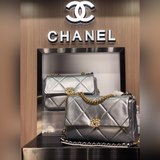 新顔色銀色升級版對版内麥五金chanel秋冬19bag 結合一切經典的枕頭包羊皮