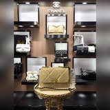 對版内麥五金chanel秋冬19bag 結合一切經典的枕頭包羊皮這款包是karl