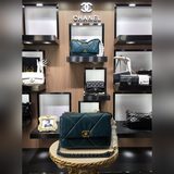 對版内麥五金chanel秋冬19bag 結合一切經典的枕頭包羊皮這款包是karl