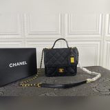 chanel郵差包小號魚子醬牛皮皮質，耐造耐磨 複古五金 還有一顆經典logo小