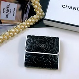 chanel 款號027-5短三折錢包采用進口小牛皮電壓玫瑰花配白色包邊白麗五金