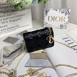 0023lady dior nano 手拿包是一款優雅時尚的配飾後側設有扣