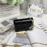 0023lady dior nano 手拿包是一款優雅時尚的配飾後側設有扣