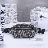 高檔品質 d家這款腰包功能實用，富有現代風範。采用米色和黑色 oblique 印