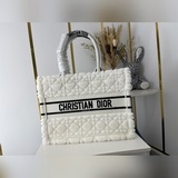 原單中羊毛【di0r book tote】多數人消費奢侈品牌首先想到的是買實用