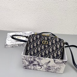 cd新款.這款30montaigne箱型鍊條手袋是本季新品，由瑪麗亞·嘉茜娅·蔻