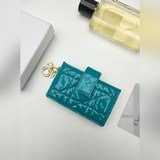 lady dior 5格卡夾飾有經典的藤格紋緝面線采用漆皮牛皮精心制作精巧實用。