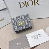 DIOR30 Montaigne 短款錢包以優雅的“CD”标志裝飾翻蓋。采用灰色