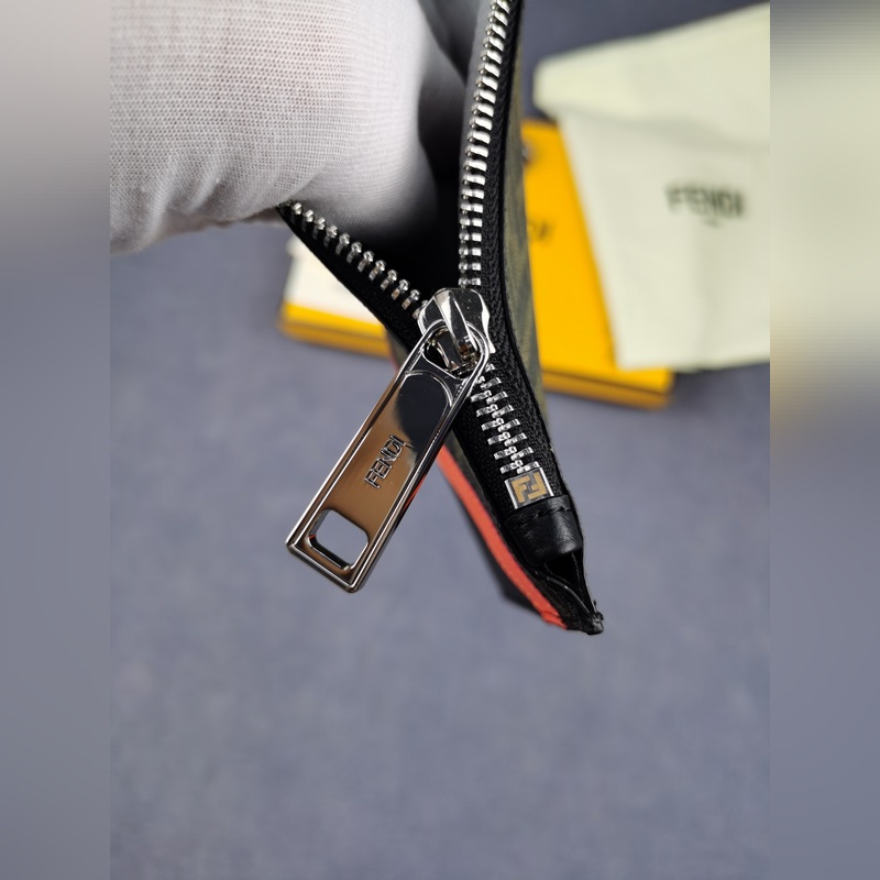 品牌：  fendi  芬迪款號：  pvc紅手包貨號：  168568顔