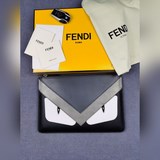 品牌：  fendi  芬迪款號：  修面黑灰拼手包貨號：  168568