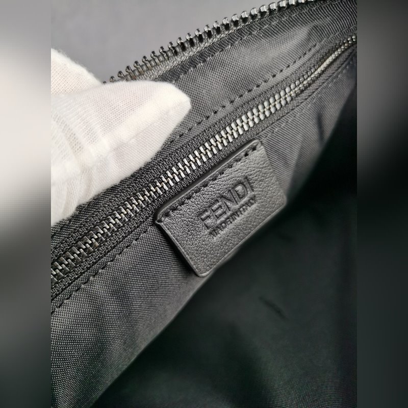 品牌：  fendi  芬迪款號：  修面黑灰拼手包貨號：  168568