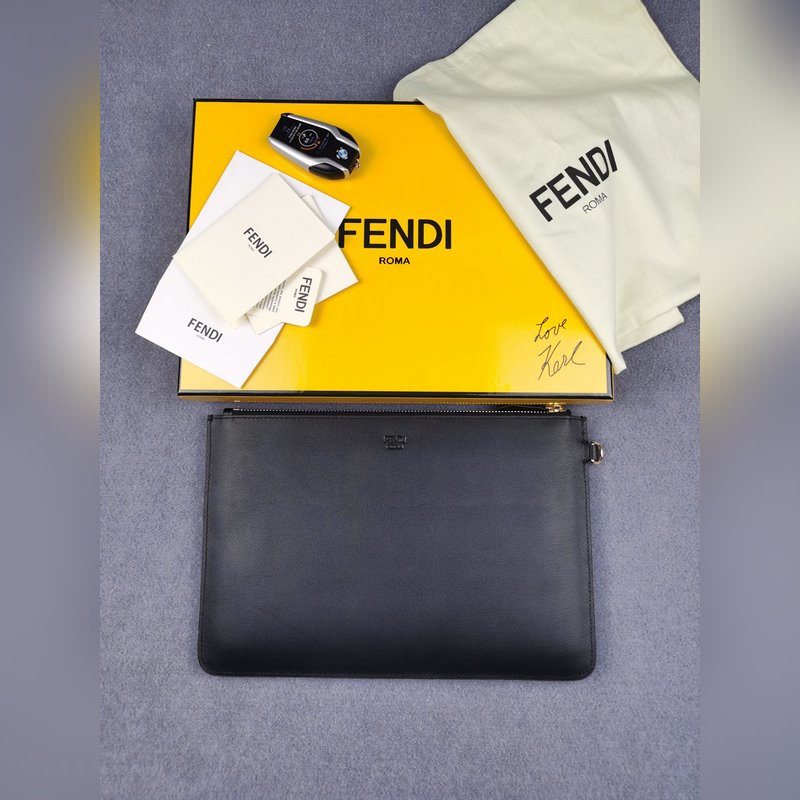 品牌：  fendi  芬迪款號：  字母鐵片手包貨號：  168568顔