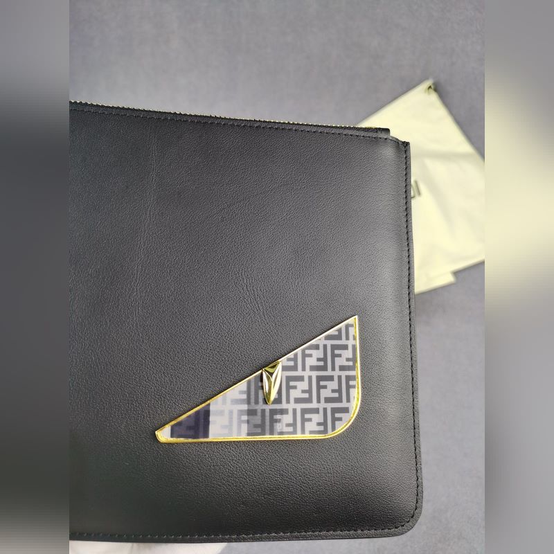 品牌：  fendi  芬迪款號：  字母鐵片手包貨號：  168568顔