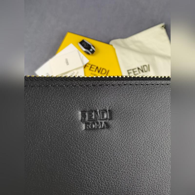 品牌：  fendi  芬迪款號：  字母鐵片手包貨號：  168568顔