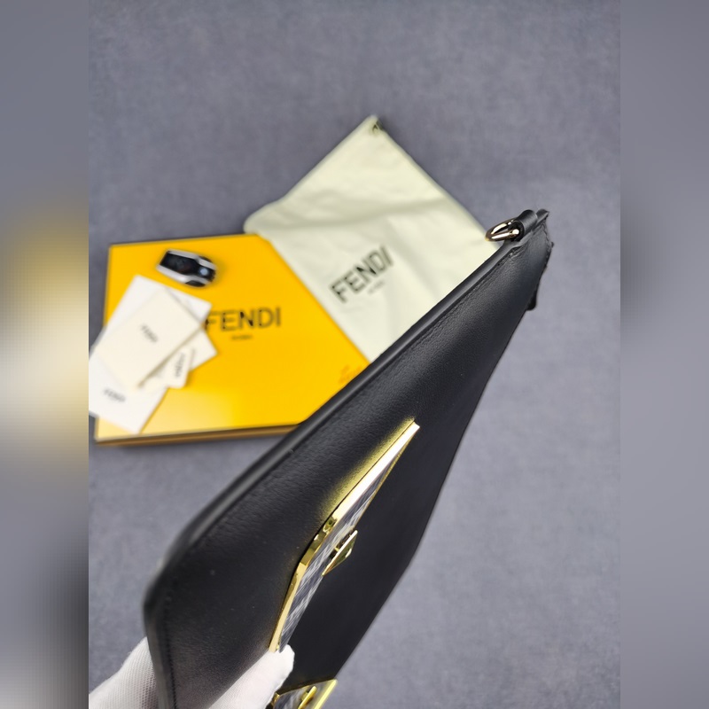 品牌：  fendi  芬迪款號：  字母鐵片手包貨號：  168568顔