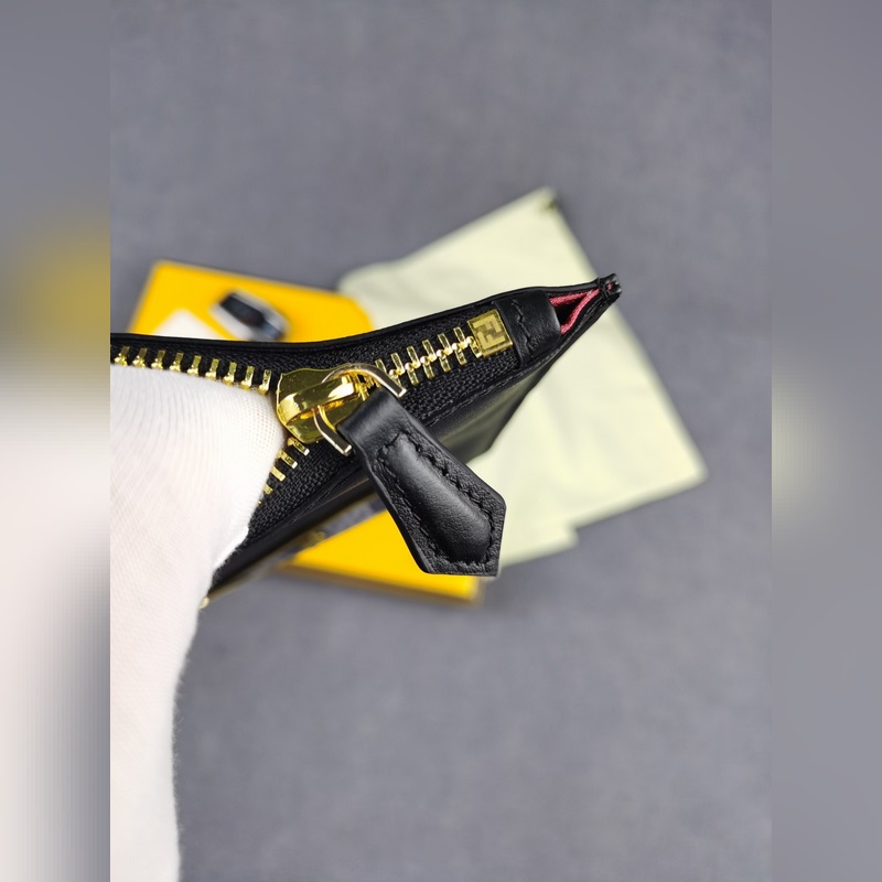 品牌：  fendi  芬迪款號：  字母鐵片手包貨號：  168568顔