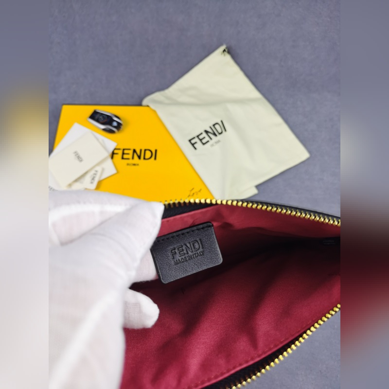 品牌：  fendi  芬迪款號：  字母鐵片手包貨號：  168568顔
