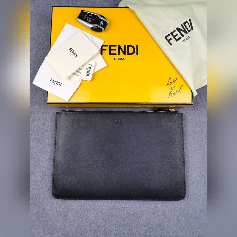 品牌：  fendi  芬迪款號：  金鐵片手包貨號：  168568顔色