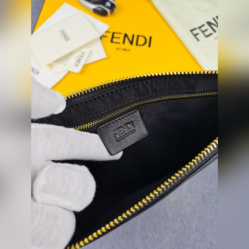 品牌：  fendi  芬迪款號：  金鐵片手包貨號：  168568顔色