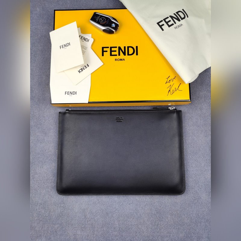 品牌：  fendi  芬迪款號：  黑鐵片手包貨號：  168568顔色