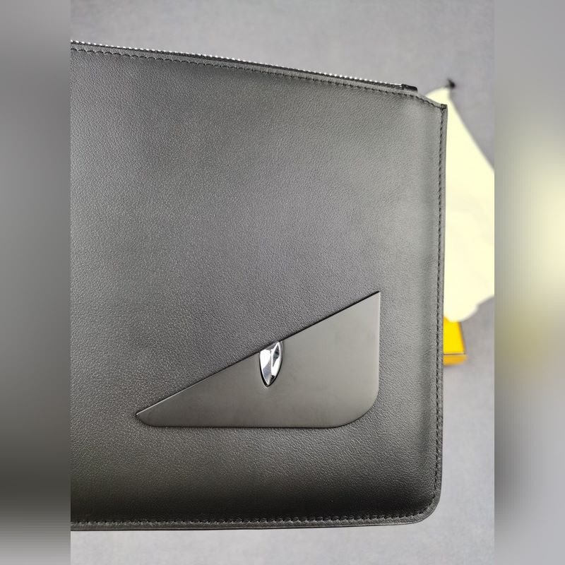 品牌：  fendi  芬迪款號：  黑鐵片手包貨號：  168568顔色