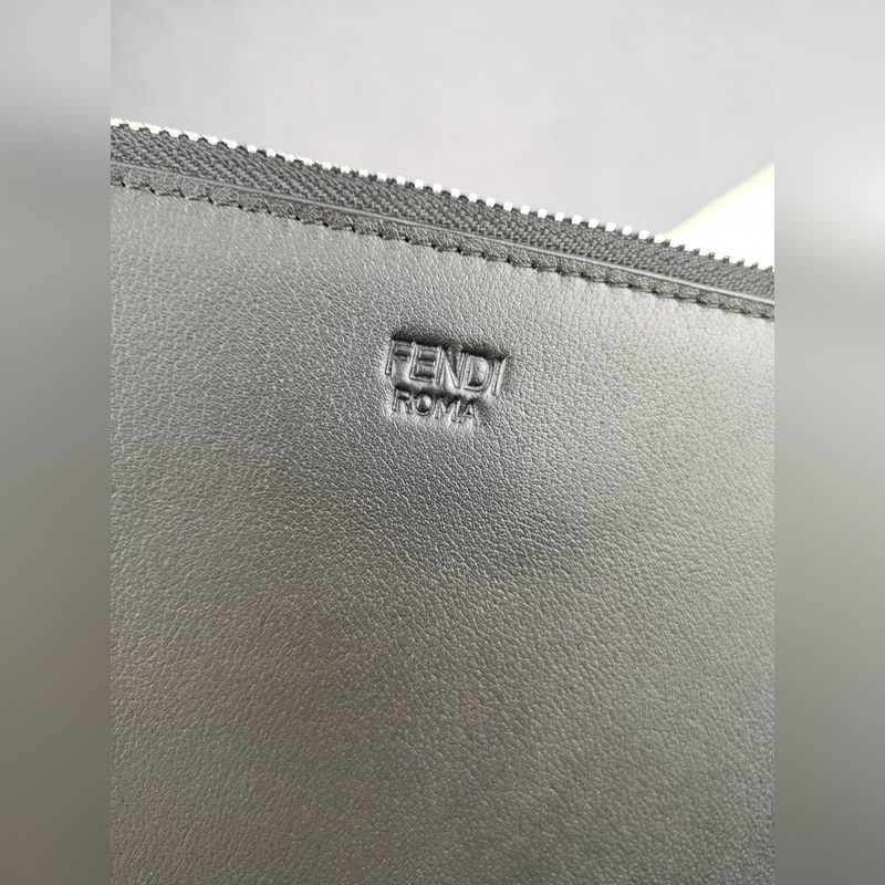 品牌：  fendi  芬迪款號：  黑鐵片手包貨號：  168568顔色