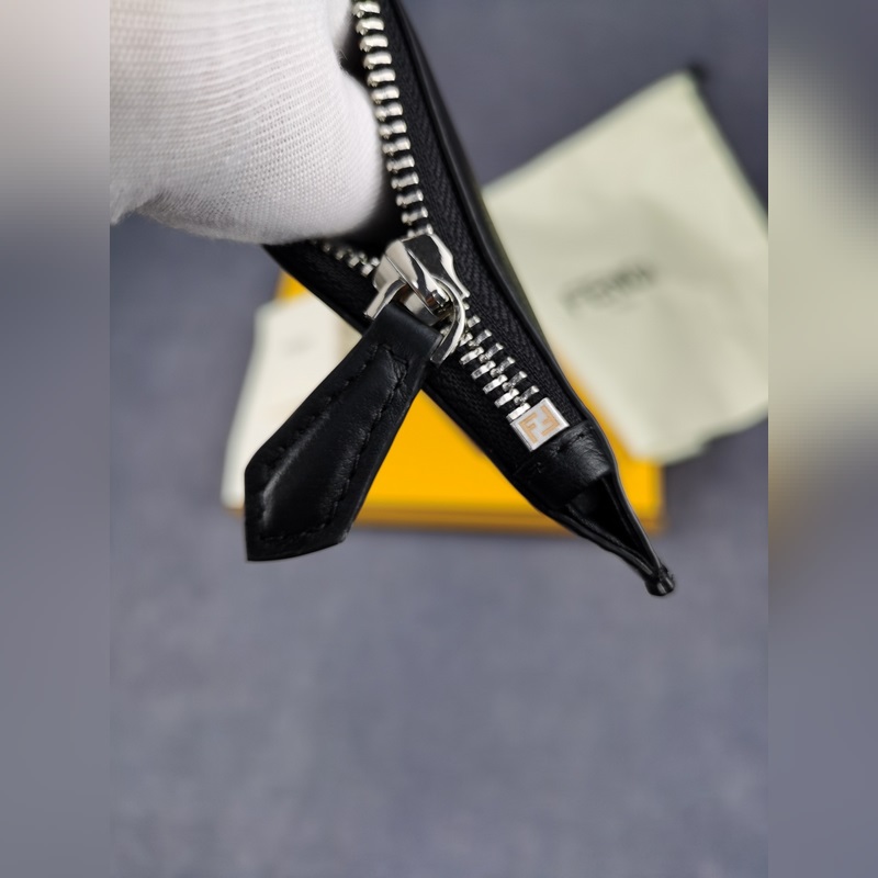 品牌：  fendi  芬迪款號：  黑鐵片手包貨號：  168568顔色