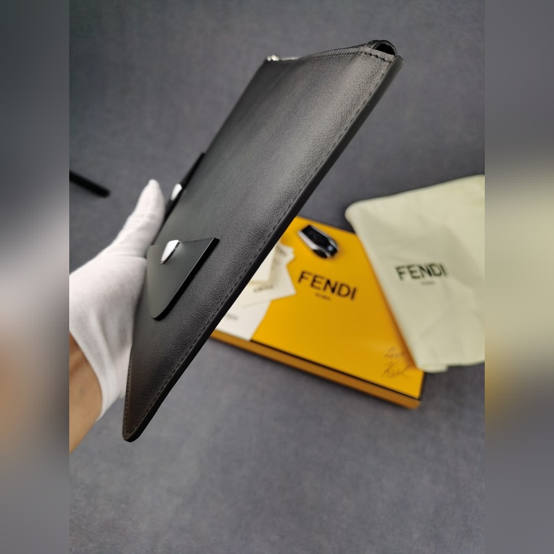 品牌：  fendi  芬迪款號：  黑鐵片手包貨號：  168568顔色