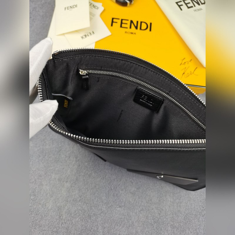 品牌：  fendi  芬迪款號：  黑鐵片手包貨號：  168568顔色