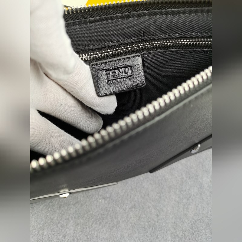 品牌：  fendi  芬迪款號：  黑鐵片手包貨號：  168568顔色