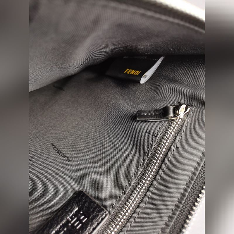 品牌：  fendi  芬迪款號：  黑鐵片手包貨號：  168568顔色