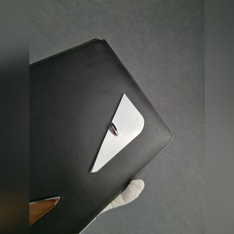 品牌：  fendi  芬迪款號：  銀鐵片手包貨號：  168568顔色