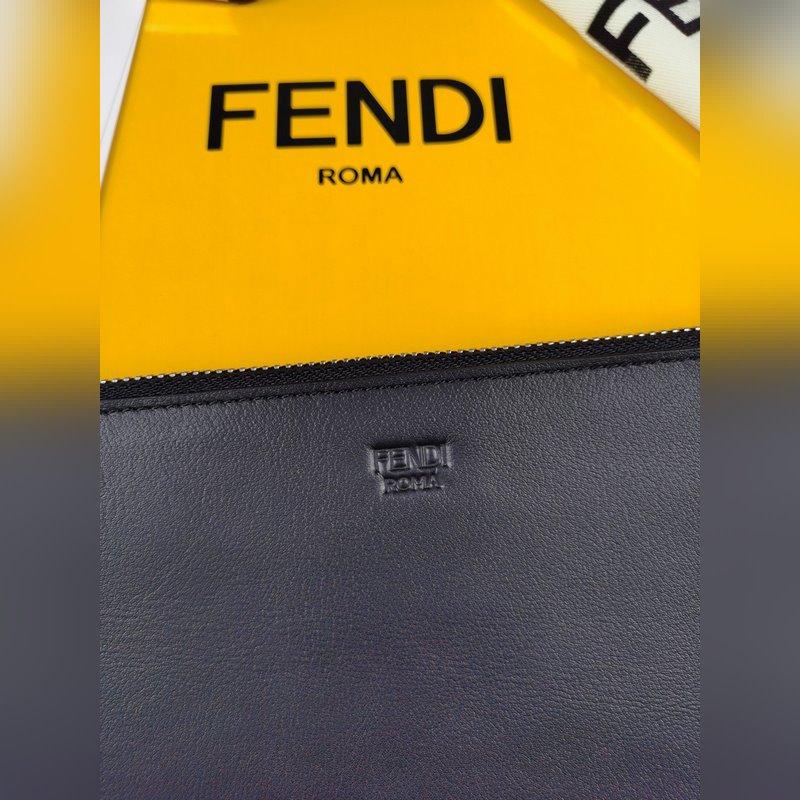 品牌：  fendi  芬迪款號：  銀鐵片手包貨號：  168568顔色