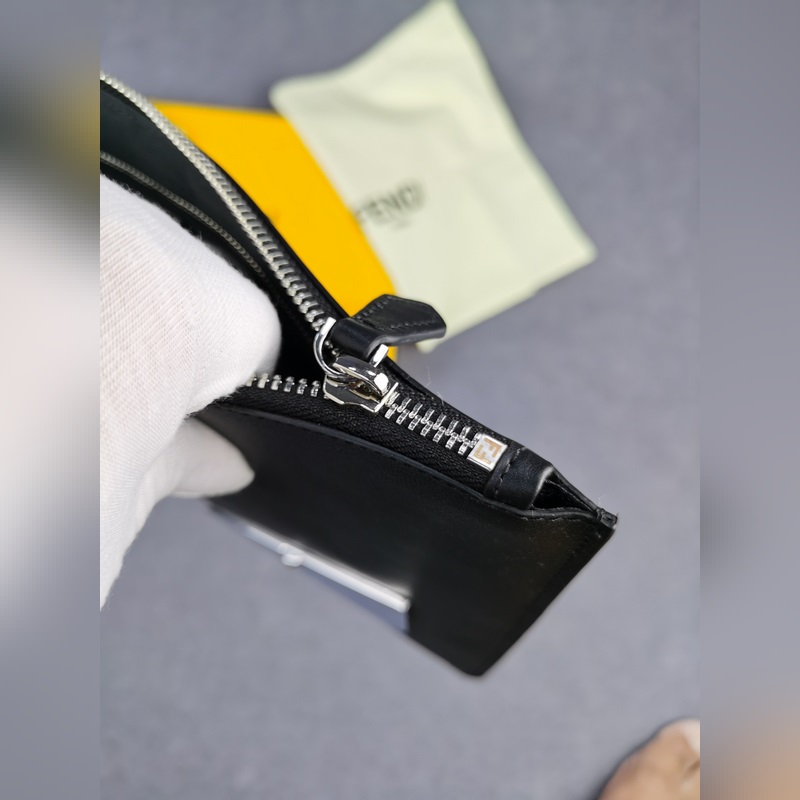 品牌：  fendi  芬迪款號：  銀鐵片手包貨號：  168568顔色